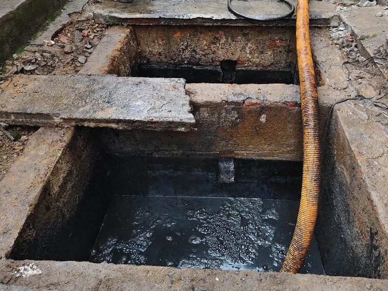 龙袍清理化粪池